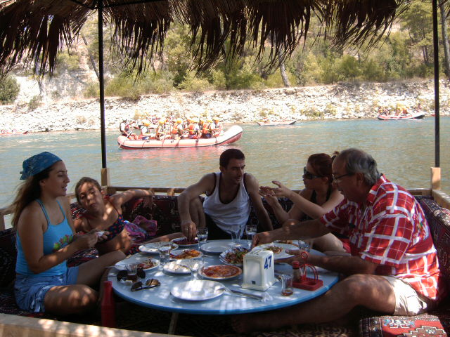 K�pr�l� Kanyon Y�zen �ardak Irmak Kenar� Yemek Keyfi